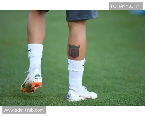 足球明星腿部纹身艺术展示与背后的故事解析